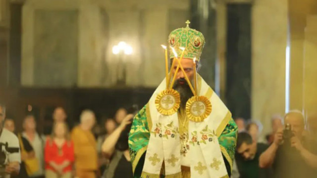 В служение с митрополитите на БПЦ новият патрирах отслужи първата