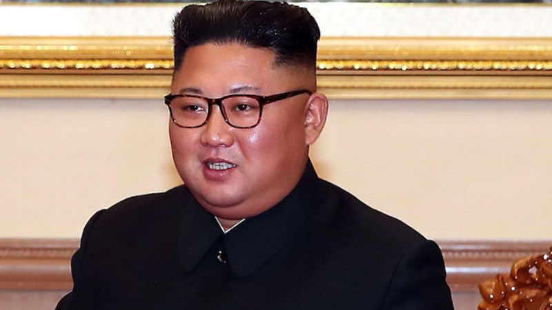 Чиновниците в Северна Корея вече носят значки с лика на Ким Чен-ун
