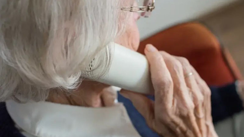 88-годишна хвърли през терасата 7000 лева на „ало“ измамници - внучката ѝ била катастрофирала