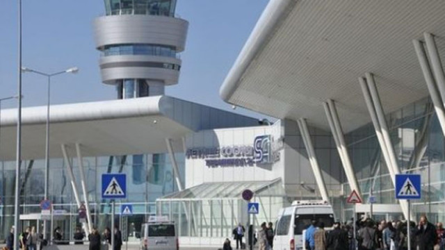 Десетки българи с малки деца стоят с часове на летище
