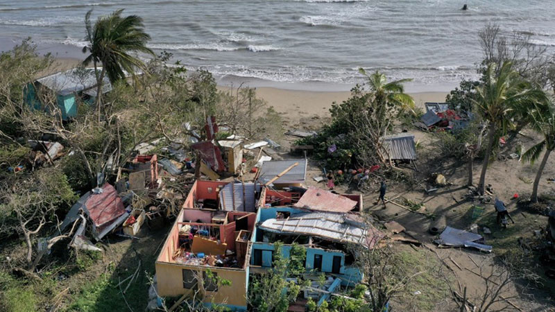 Опустошителната буря Берил се усили отново до степен на ураган,