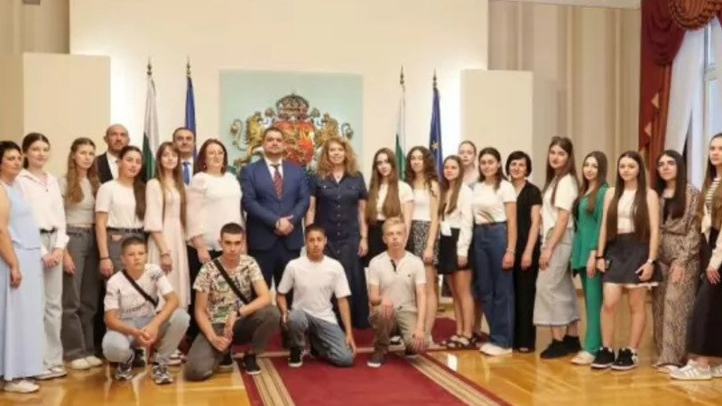 Йотова посрещна в президентството украински ученици и учители с български произход