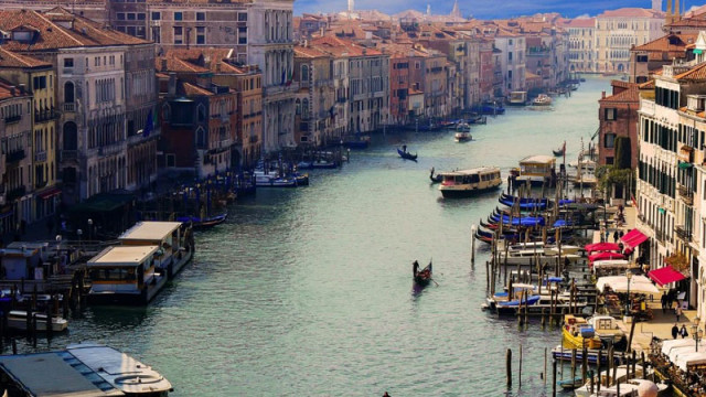 За да ограничи тълпата от туристи, Венеция вероятно ще вдигне входната такса от 2025 година