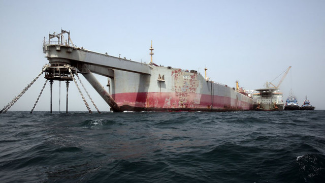 Петролен танкер се преобърна до бреговете на Оман, няма и следа от екипажа