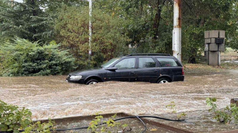 Силен дъжд в Казанлък, улиците на града са под вода