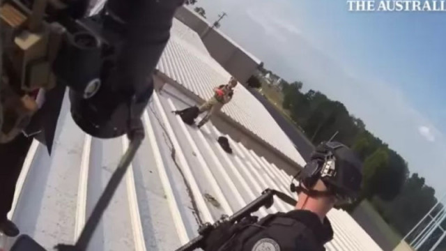 Кадри от боди камери показват полицаи при трупа на снайпериста на покрива след стрелбата срещу Тръмп