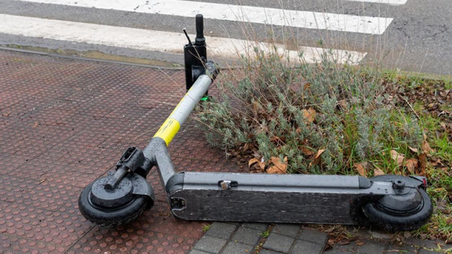 Пиян с тротинетка се удари челно в автомобил, отказа лечение и издъхна дни по-късно