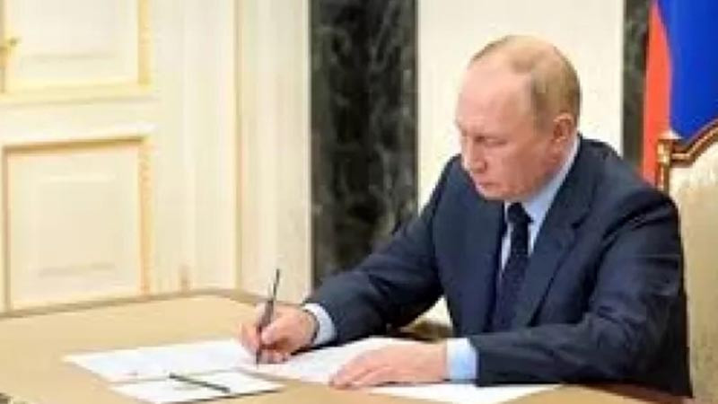 Появи се фалшив указ на Путин за спиране на войната в Украйна