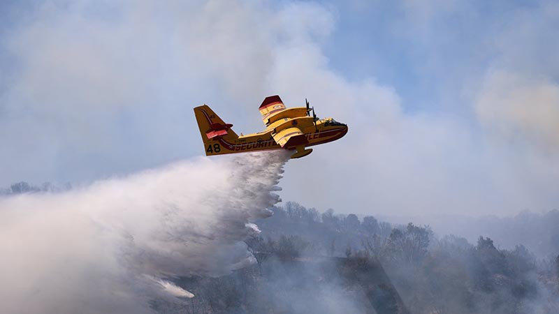 Самолети гасят големия пожар по границата със Севрна Македония (СНИМКИ)