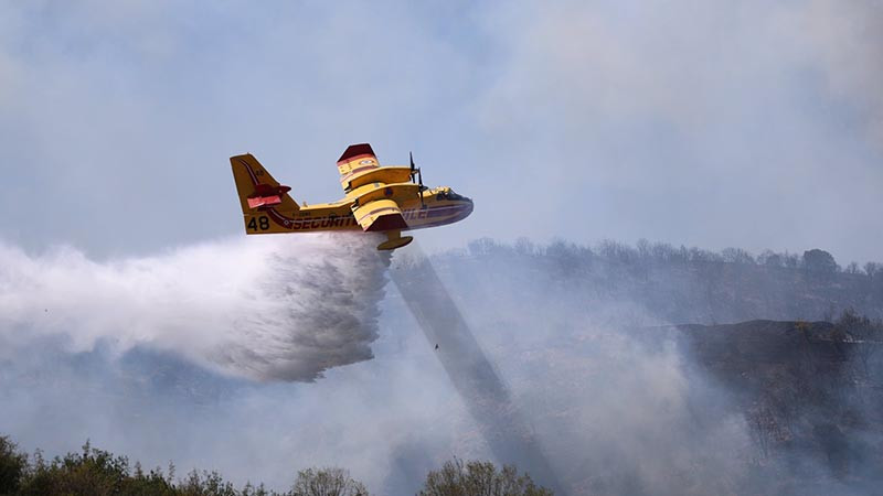Самолети гасят големия пожар по границата със Севрна Македония (СНИМКИ)