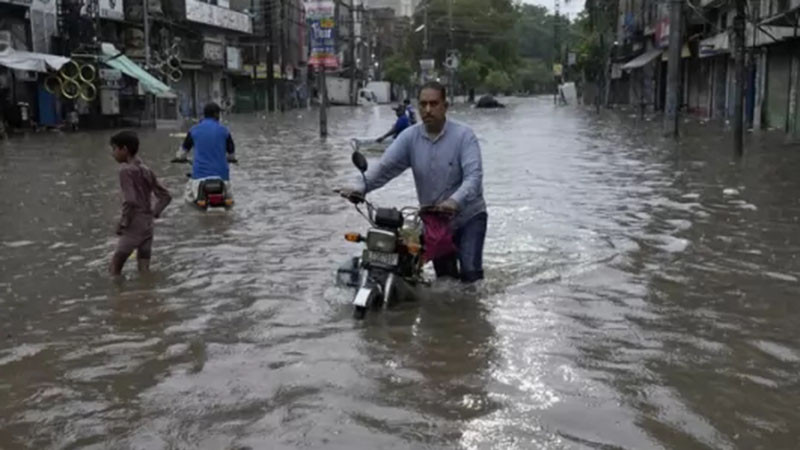 Проливни дъждове и наводнения в Пакистан отнеха живота най-малко на 30 души