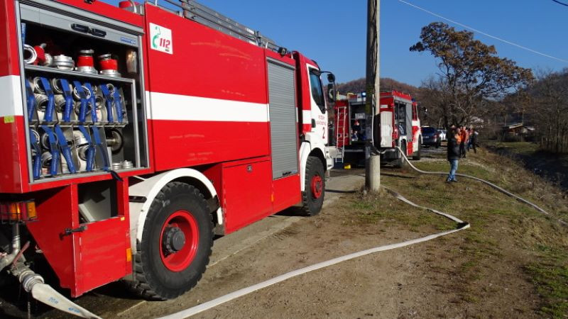 Евакуация заради пожар в имот с газови бутилки край Русе