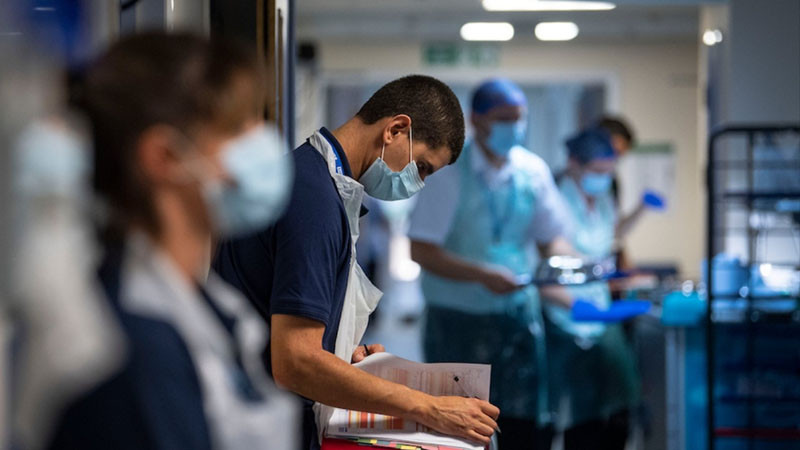 The Telegraph: Във Великобритания задължиха лекарите да питат и мъжете дали са бременни