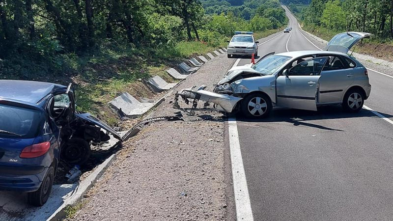 Двама души загинаха на пътя за денонощието