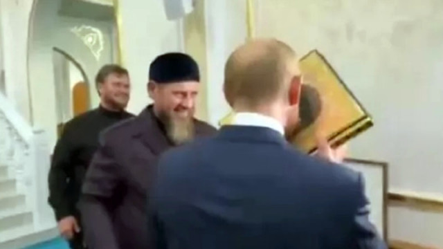 Путин целуна Корана пред Кадиров (ВИДЕО)
