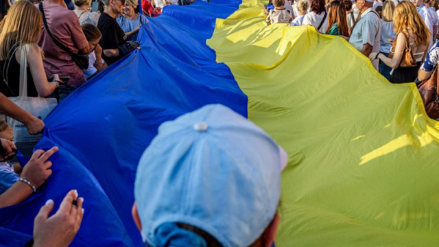 Активисти на "Дозор" подпалиха 30-метрово украинско знаме в Киев в знак на протест срещу режима