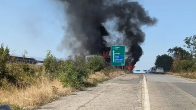 ТИР се запали на входа на София откъм автомагистрала Тракия