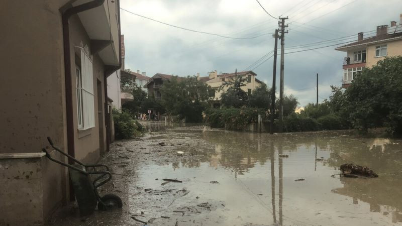 Проливен дъжд наводни Измир, път се срути