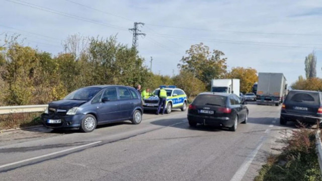 Заради катастрофа между два автомобила движението по главния път София Варна край Търговище се осъществява