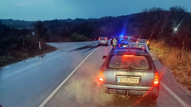 Спътникът на водача на лекия автомобил е в тежко състояние