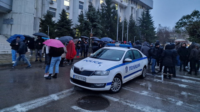 Граждани се събраха пред ОД на МВР в Търговище с