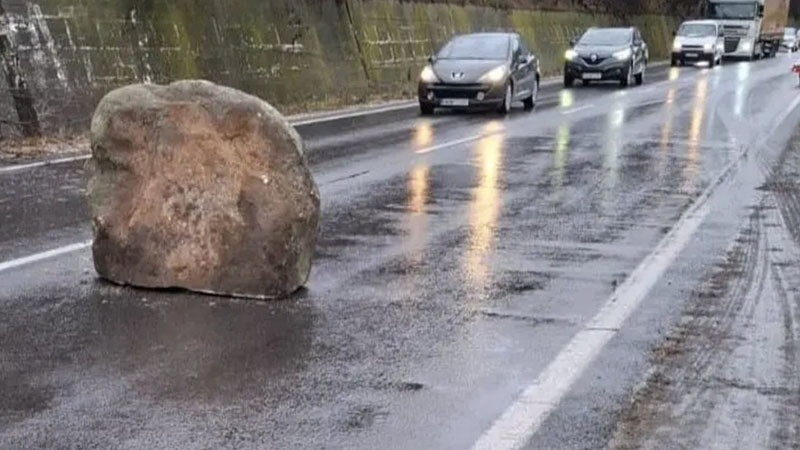 Голям скален къс падна на главния път Е79 край Симитли