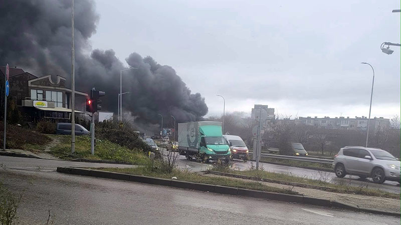 Пожарът в автосервиз във Варна е овладян, един е пострадал леко