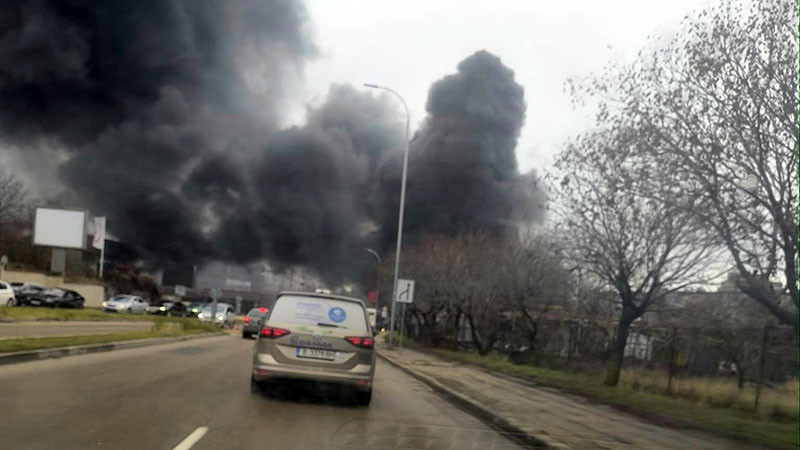 Пожарът в автосервиз във Варна е овладян, един е пострадал леко