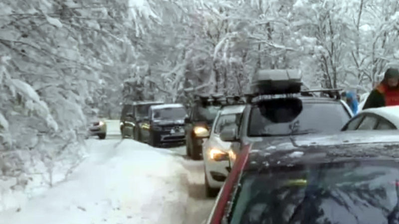 Закъсал снегорин затвори пътя за Витоша, автоколоната започва още от Драгалевци