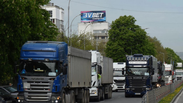 Силно интензивен е трафикът на изход за товарни автомобили на