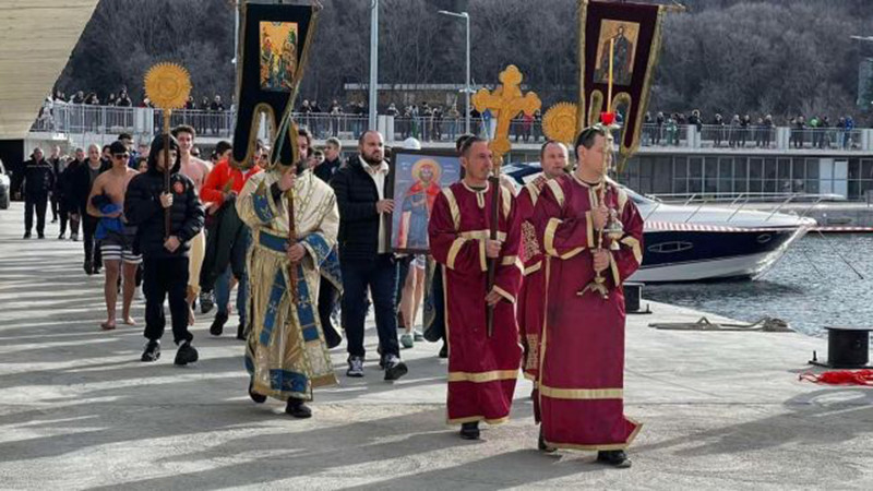 И в „Аспарухово“ отбелязват Богоявление с ритуал по вадене на Светия кръст от морето