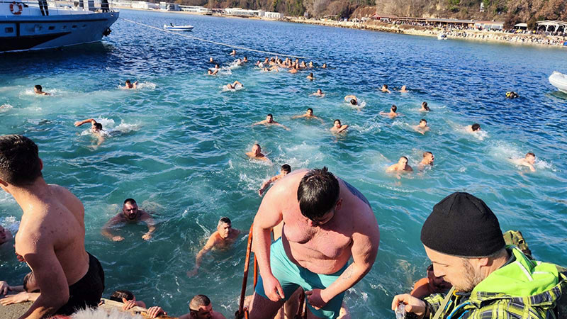 Във Варна Александър Аенски спаси Богоявленския кръст