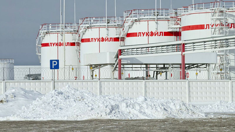 Казахстанската "КазМунайГаз" с оферта за покупката на "Лукойл Нефтохим"