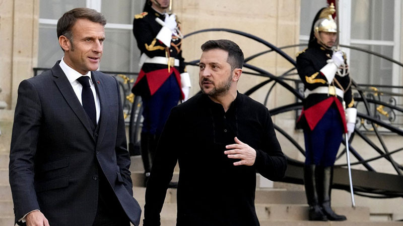 По телефона Зеленски е обсъдил с Макрон разполагането на чужди войски в Украйна