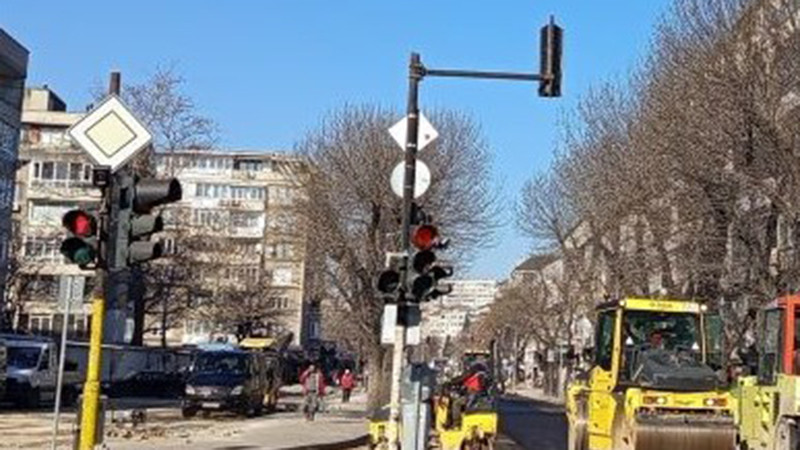 Част от варненската ул. „Д-р Пискюлиев“ затворена заради асфалтиране