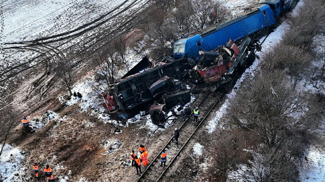 Служителите на компанията работят при тежки условия и полагат извънреден