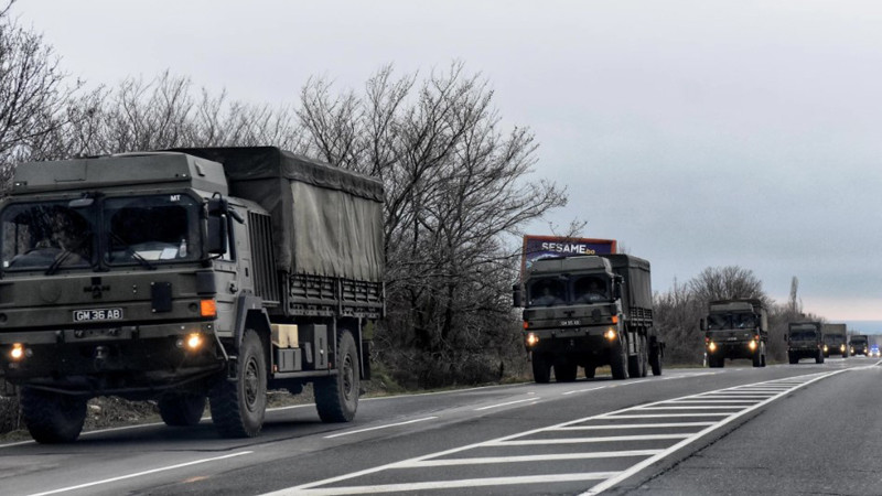 Военни колони се придвижват през страната