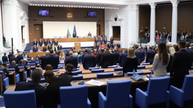 С едноминутно мълчание депутатите почетоха Васил Левски