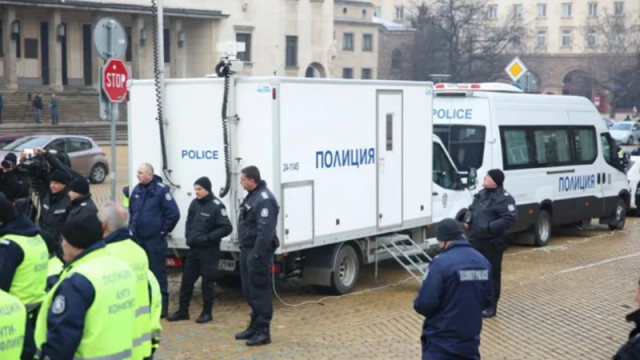Засилено полицейско присъствие пред НС: Протест против еврото - "Левът е символ на независимост"