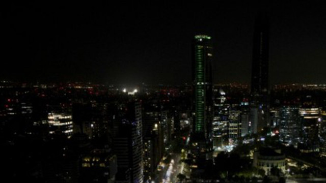 Мащабен срив в електроснабдяването остави на тъмно почти цялата столица на Чили