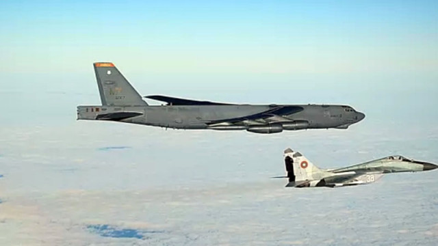 Изтребители МиГ-29 от авиобаза "Граф Игнатиево" ескортираха стратегически бомбардировач на САЩ