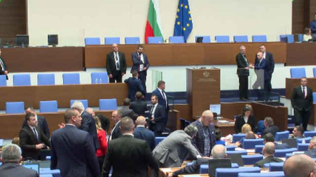 Блокада в парламента: „Възраждане” окупира трибуната