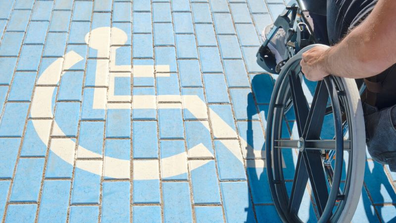 Автомобил помете инвалидна количка на пешеходна пътека в Пловдив