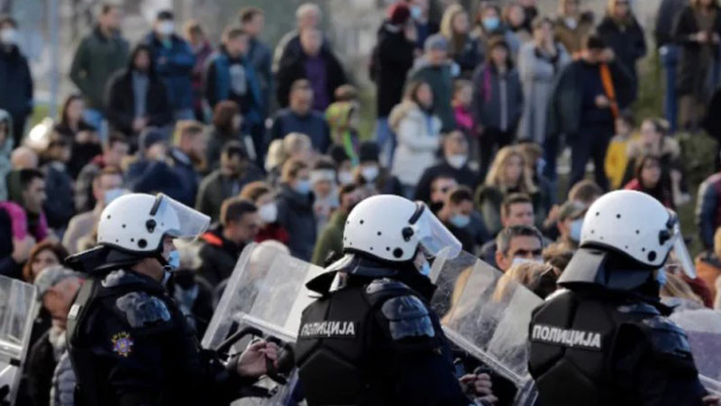 Сръбските студенти и граждани блокираха цяла нощ държавната телевизия в Белград