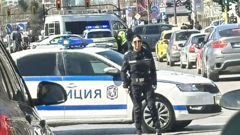 Блъснаха полицай в София