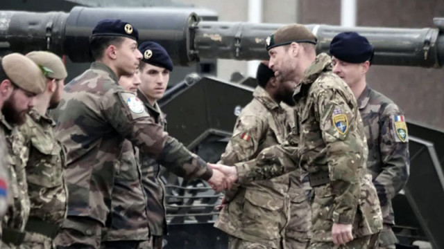 Принцът на Уелс посети британски войници в база на НАТО на