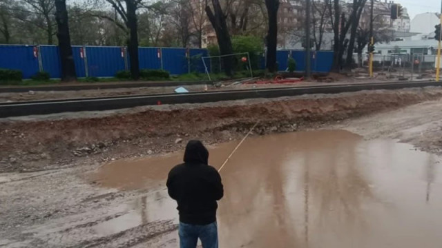 От мрежата: Мъж лови риба на "Опълченска"