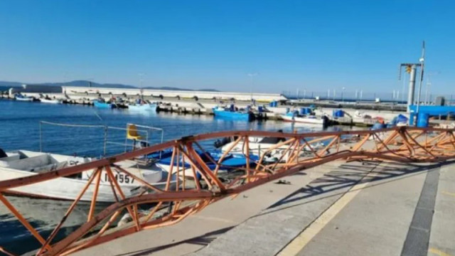 Кран падна и потроши лодки на пристанището в Поморие