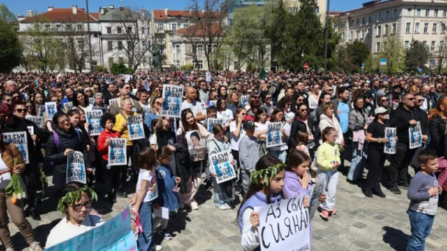 Молитва за Сияна и хиляди на протест: Животът на децата ни не струва условна присъда