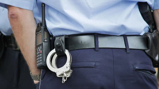 Заловиха мним полицай на пътя, показал фалшивата си значка